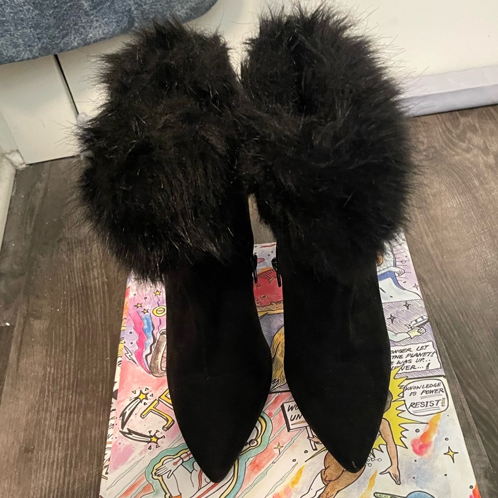 Forever21 Elegant Black Fur-Trimmed Women's Boots